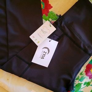 Black Pocket Light n Tight Hi-Rise Capri 20"